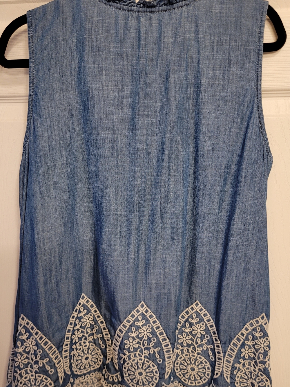 Talbots Women's Blue Embroidered Chambray Sleeveless Top Sz. Lg. - Picture 2 of 8